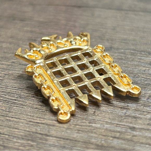 Vintage London Crowngate Portcullis Goldtone Brooch - Picture 2 of 4